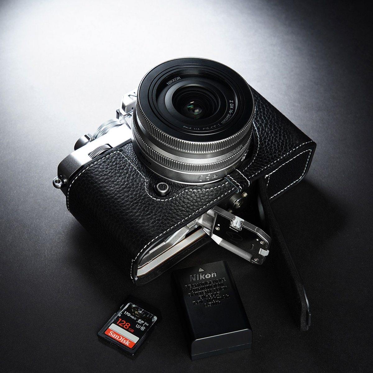 evhnYiJZ08ESINI's tweet photo. こんにちはスマイルカメラです😃
本日は人気のNikon Zfc用カメラボディーケース再入荷のご案内です!
TP Original Nikon Z fc 用 ボディーハーフケース ブラック
https://t.co/0uJMReoHAW
#カメラケース #nikonzfc #zfc #再入荷 #tporiginal #スマイルカメラ #nikon https://t.co/CwQRs3ezMP
