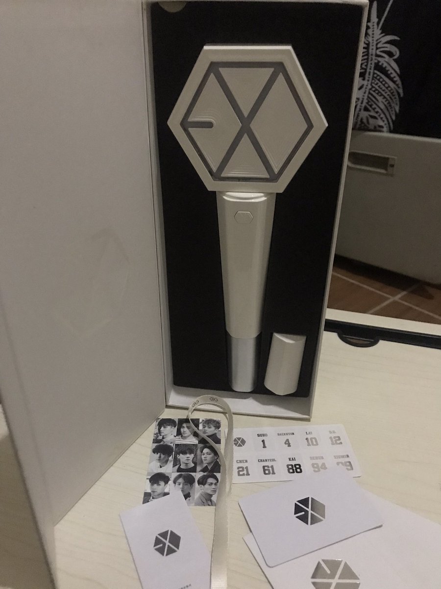 apeulxz's tweet photo. Selling my Official EXO Lightstick Ver. 2 (used) for only 800 pesos nalang huhuu need funds lang #EXO #EXOLightstick #wts https://t.co/xzS5NeqVYl