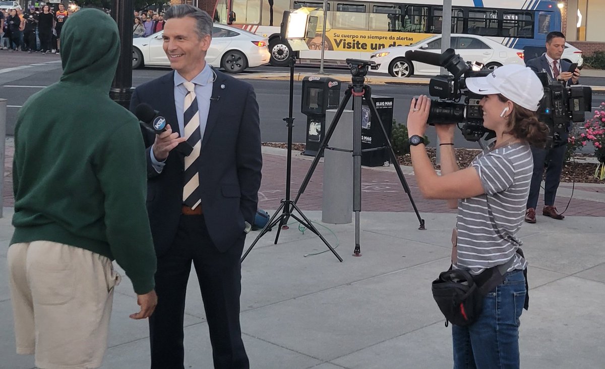 My colleagues/friends, <a href="/RLaubservations/">Aubrey Shafer</a> @Samsworth_KSL <a href="/MikeHeadrickTV/">Mike Headrick</a> , working outside #VivintArena! Opening night for the young lin #UtahJazz! #DENatUTA #TakeNote