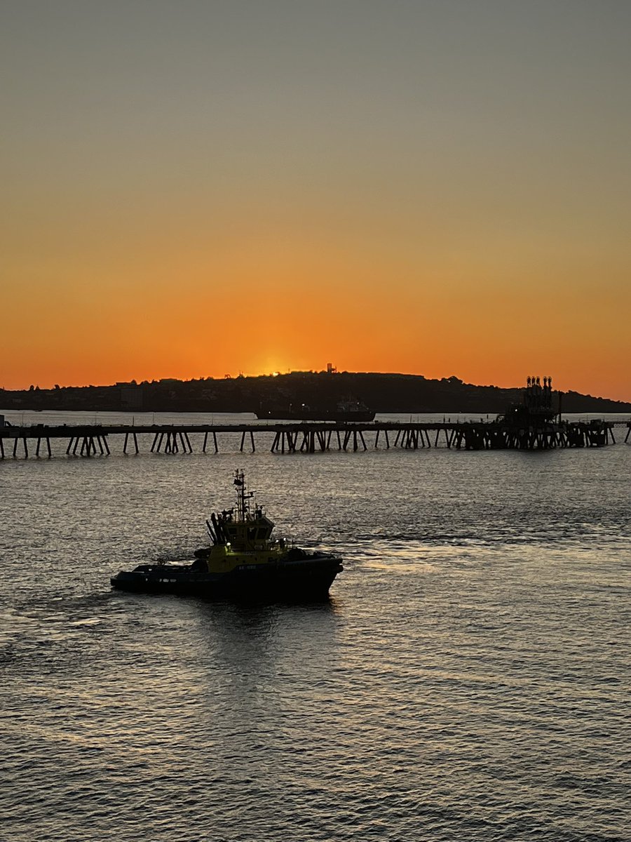 CaptAndres's tweet photo. Pilot on Board!!! Ocaso en la Bahía Quintero día de hoy @EmilioRifo @Cp_Quintero @Off_Valpo @EspinosaMeteo @cristobalreus @ctrivique https://t.co/SY2UUTGS2E
