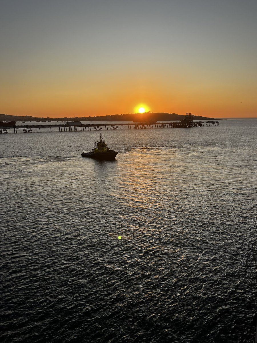 CaptAndres's tweet photo. Pilot on Board!!! Ocaso en la Bahía Quintero día de hoy @EmilioRifo @Cp_Quintero @Off_Valpo @EspinosaMeteo @cristobalreus @ctrivique https://t.co/SY2UUTGS2E