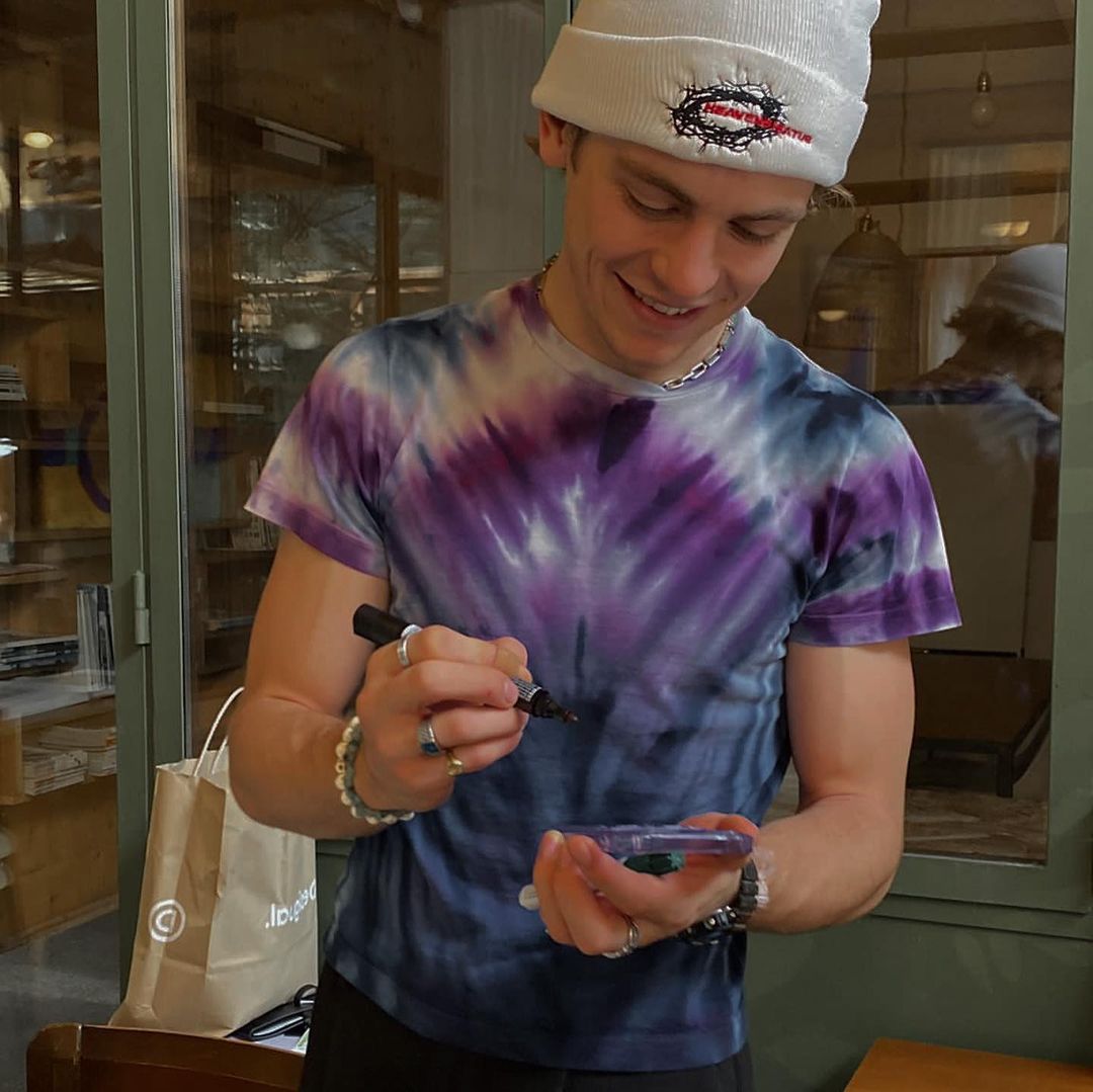 Ross Lynch News on Twitter "[PHOTO] RossLynch signing a fan’s phone case in Barcelona, Spain