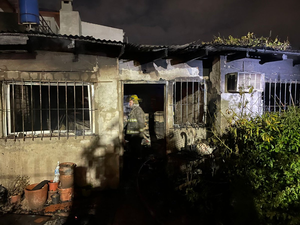 BomberosQuilmes's tweet photo. #ahora #incendio  casa de familia 
Brasil y Einstein 
Trabajan 3 dotaciones dto #QOeste y #Ccentral https://t.co/apFSiWeurJ