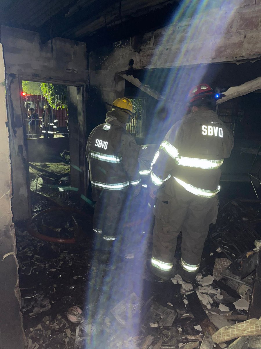 BomberosQuilmes's tweet photo. #ahora #incendio  casa de familia 
Brasil y Einstein 
Trabajan 3 dotaciones dto #QOeste y #Ccentral https://t.co/apFSiWeurJ