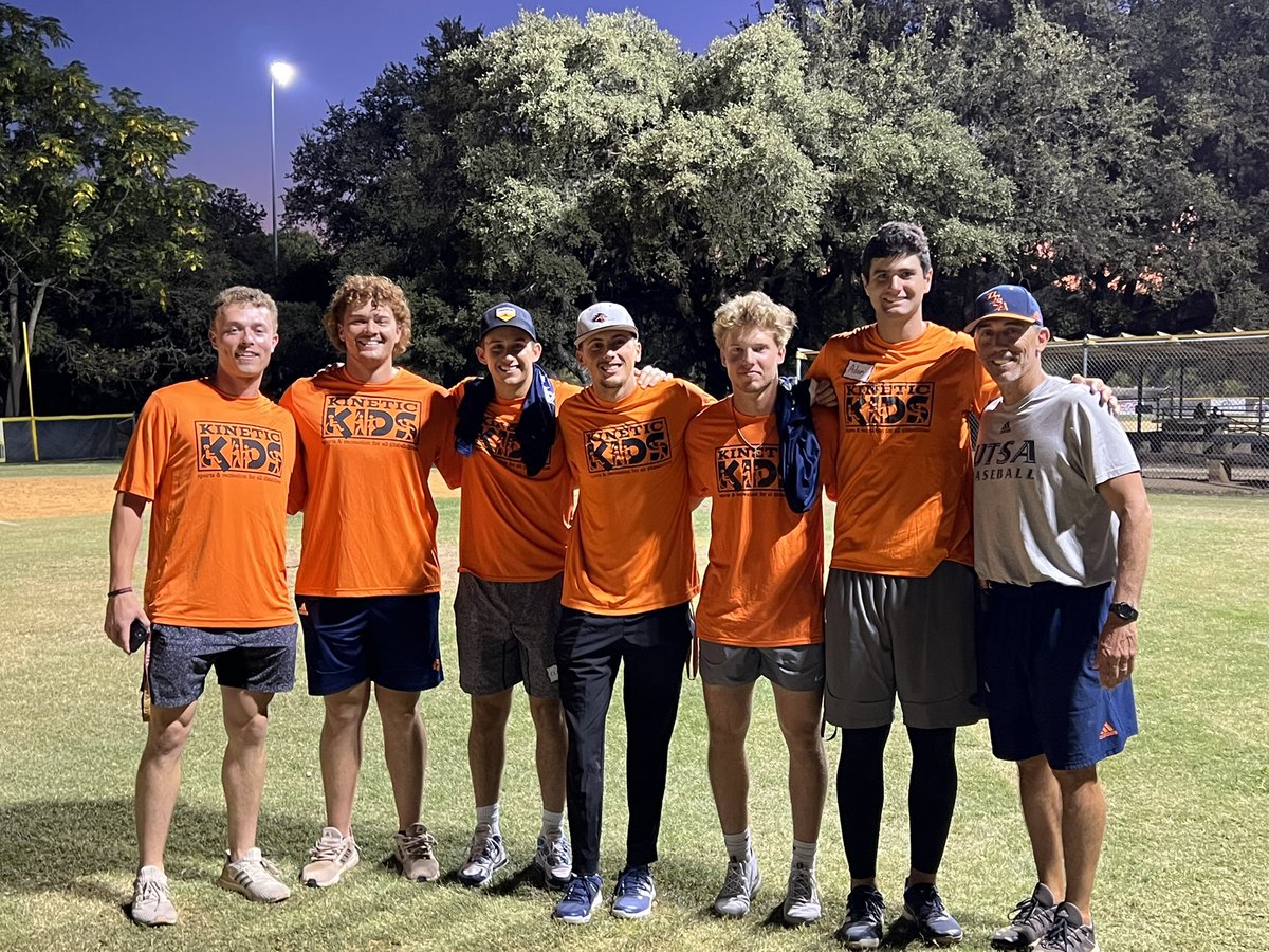 kinetickidstx's tweet photo. Look at all these ⚾️players! There’s @UTSABSB players &amp; @kinetickidstx players joining together, and amazing coaches abound! Thank you @Pat_Hallmark for setting the example of community with your players! Our kids having a BLAST⚾️🚀 with them! https://t.co/z6os3alLDN