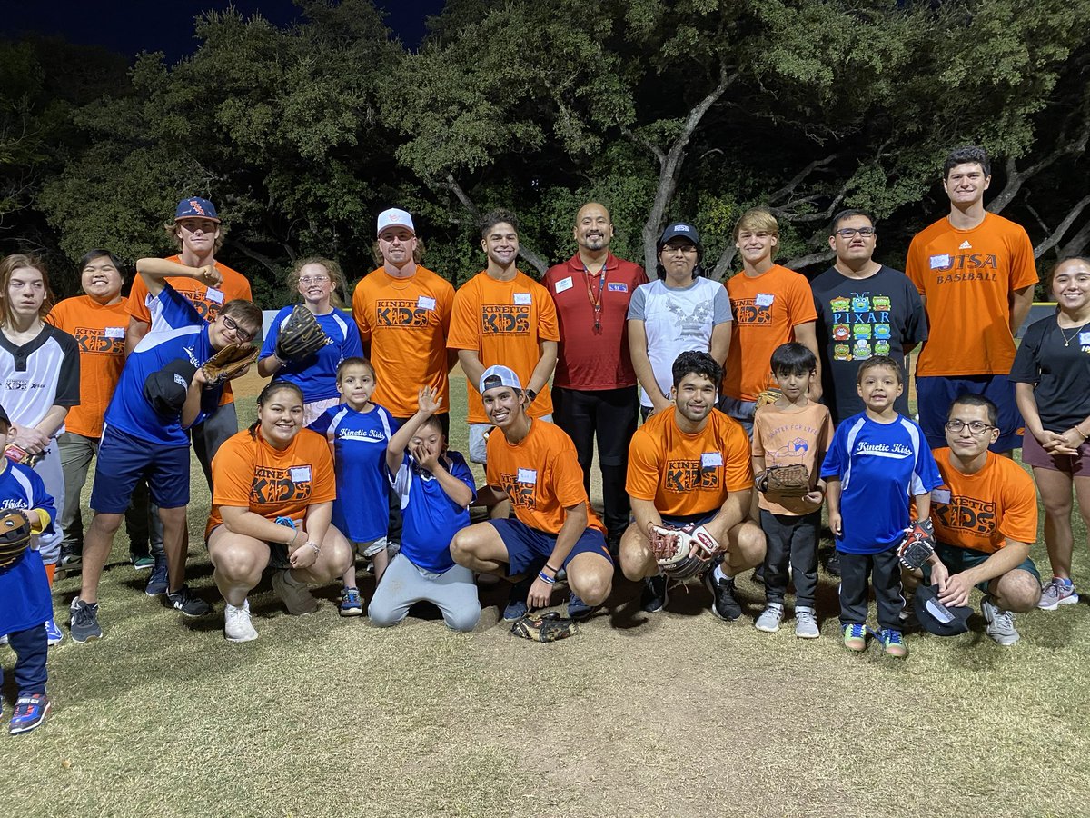 kinetickidstx's tweet photo. Look at all these ⚾️players! There’s @UTSABSB players &amp; @kinetickidstx players joining together, and amazing coaches abound! Thank you @Pat_Hallmark for setting the example of community with your players! Our kids having a BLAST⚾️🚀 with them! https://t.co/z6os3alLDN