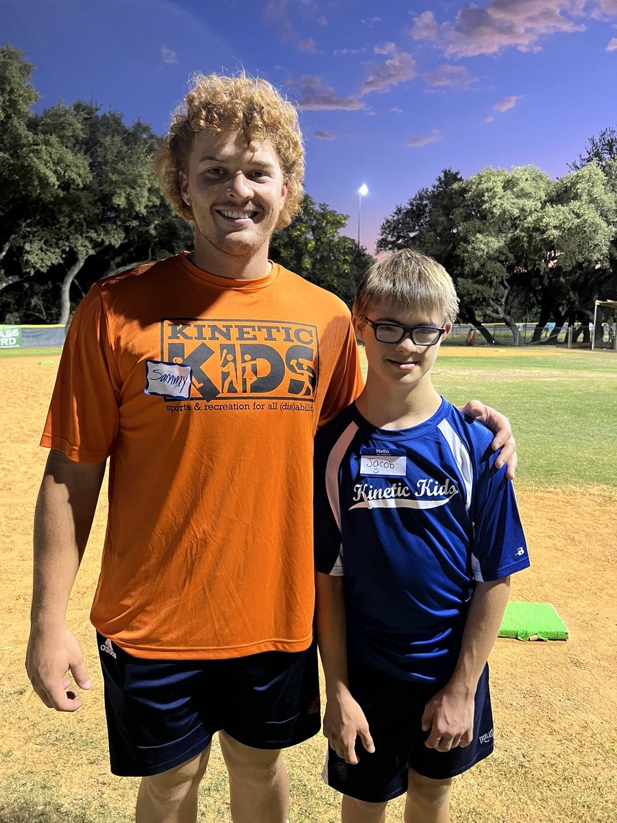 kinetickidstx's tweet photo. Look at all these ⚾️players! There’s @UTSABSB players &amp; @kinetickidstx players joining together, and amazing coaches abound! Thank you @Pat_Hallmark for setting the example of community with your players! Our kids having a BLAST⚾️🚀 with them! https://t.co/z6os3alLDN