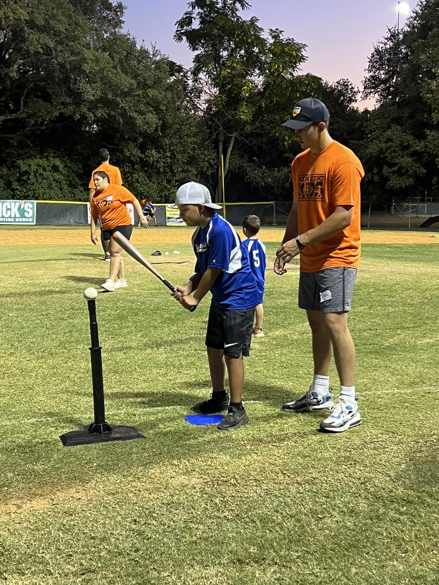 Look at all these ⚾️players! There’s <a href="/UTSABSB/">UTSA Baseball ⚾️</a> players &amp; <a href="/kinetickidstx/">Kinetic Kids</a> players joining together, and amazing coaches abound! Thank you <a href="/Pat_Hallmark/">Patrick Hallmark</a> for setting the example of community with your players! Our kids having a BLAST⚾️🚀 with them!