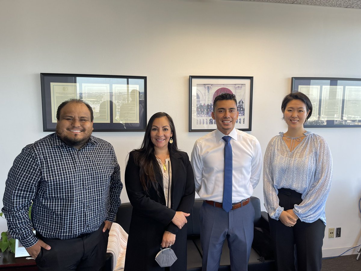 CCGRAdvocates's tweet photo. The @CalCommColleges & advocates met w/ #TeamFeinstein
to discuss #undocumentedstudent success. Students need & deserve stability to plan for their future. To support their success, they also need access to federal aid to cover the #totalcostofcollege. Thank you for your support https://t.co/2Rvz8cBrmt