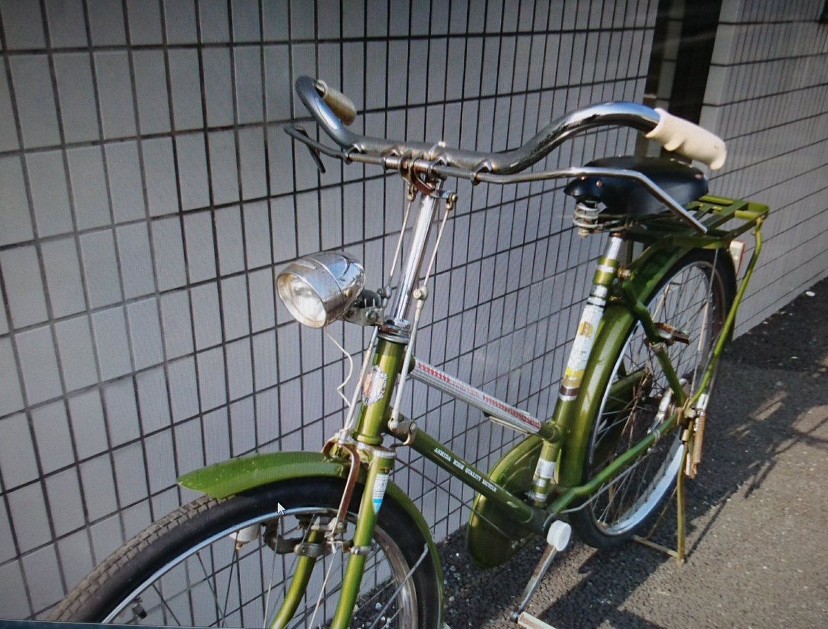 はらぺこセイバーさんの買い出し用自転車を妄想したよ。
モデルは前に使ってたコレをダイヤモンドフレームにした。スタンドもゴツく。 