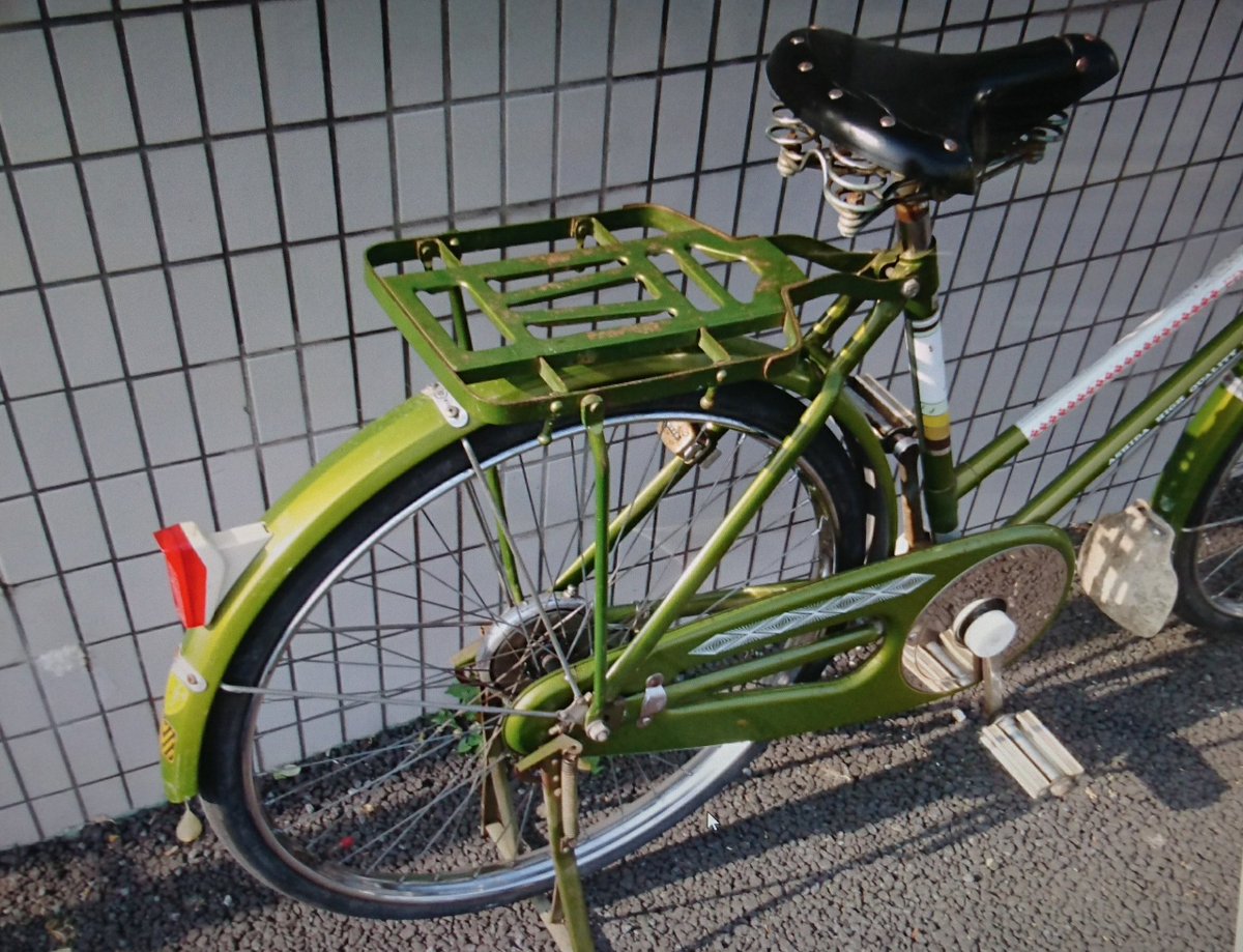 はらぺこセイバーさんの買い出し用自転車を妄想したよ。
モデルは前に使ってたコレをダイヤモンドフレームにした。スタンドもゴツく。 