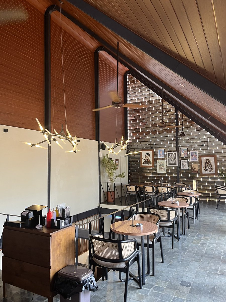 javafoodie_'s tweet photo. Kalau lg di deket simpang 5 Semarang nemu bangunan dengan bentuk seperti ini, nih aku wakilin mampir biar ga penasaran sm Bharga Restaurant. Baru 1 bulan buka , konsepny casual fine dining.
Cocok banget buat jadi destinasi pas kamu di Semarang.
Loc
📍 Jl Erlangga no 21, Semarang https://t.co/c8bjHZbjdk