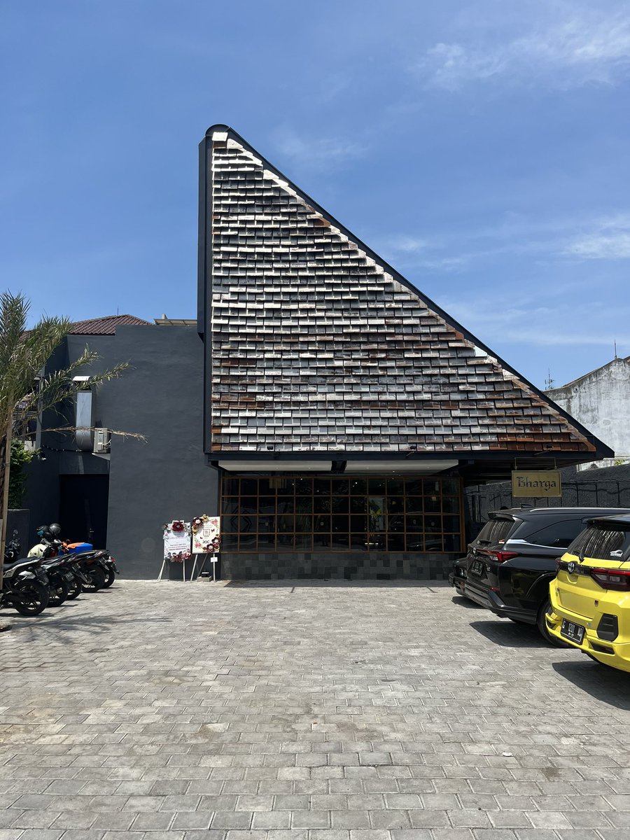 javafoodie_'s tweet photo. Kalau lg di deket simpang 5 Semarang nemu bangunan dengan bentuk seperti ini, nih aku wakilin mampir biar ga penasaran sm Bharga Restaurant. Baru 1 bulan buka , konsepny casual fine dining.
Cocok banget buat jadi destinasi pas kamu di Semarang.
Loc
📍 Jl Erlangga no 21, Semarang https://t.co/c8bjHZbjdk