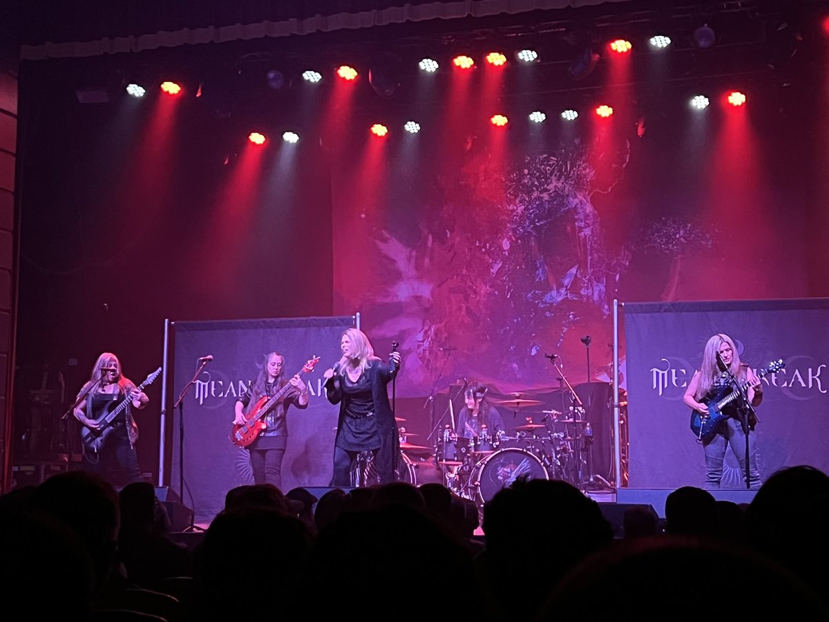 GeorgiaGuitar's tweet photo. Meanstreak all female Power/Thrash Metal band from New York playing live in #Atlanta @MEANSTREAKNYC with @JPetrucci @BuckheadTheatre #meanstreak #johnpetrucci #guitarplayer #womenguitarists #femaleguitarist #guitarist #johnpetrucci #atlantamusic https://t.co/zkHgvWGIEV