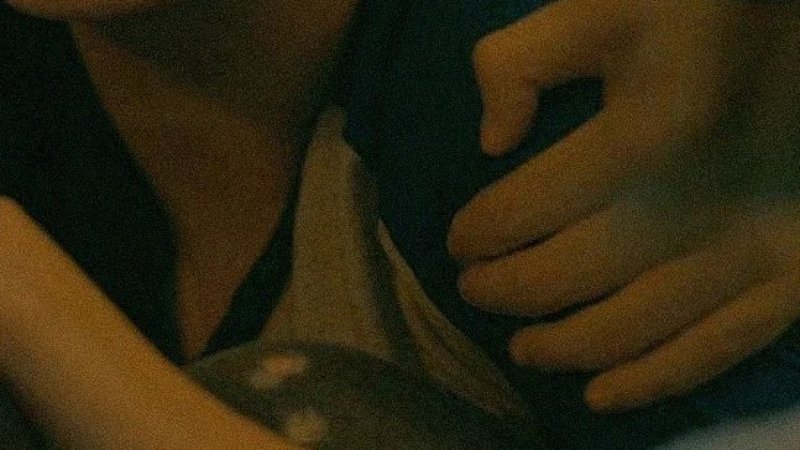 daysofroses_'s tweet photo. Mac reaching out // holding onto KJ #papergirlstv  #savepapergirls https://t.co/9M2EzH9oPF