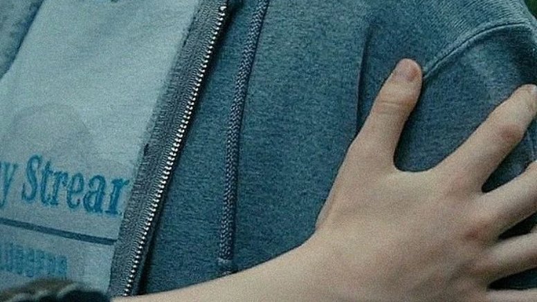 daysofroses_'s tweet photo. Mac reaching out // holding onto KJ #papergirlstv  #savepapergirls https://t.co/9M2EzH9oPF