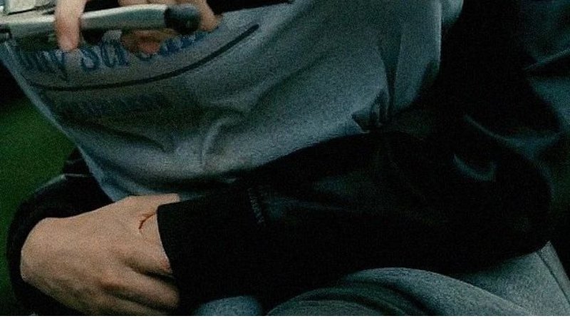 daysofroses_'s tweet photo. Mac reaching out // holding onto KJ #papergirlstv  #savepapergirls https://t.co/9M2EzH9oPF