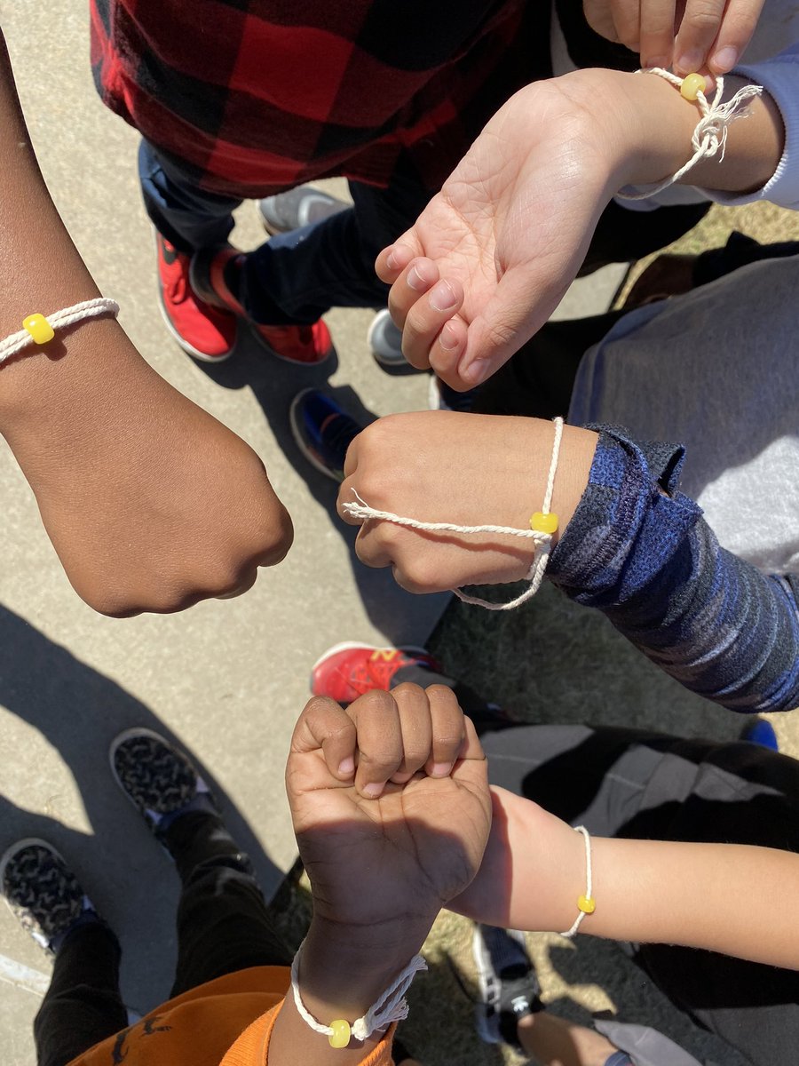 caseykelli1's tweet photo. Enjoyed some fresh air while we investigated light energy today.  Students were so excited to watch their beads change to a color in the sun ☀️ @IsbellPride #IsbellPride https://t.co/cjbUaYQzJl