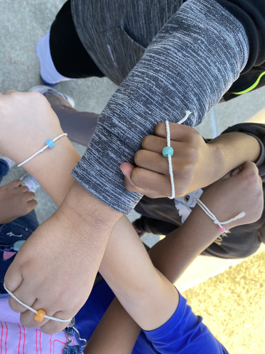 caseykelli1's tweet photo. Enjoyed some fresh air while we investigated light energy today.  Students were so excited to watch their beads change to a color in the sun ☀️ @IsbellPride #IsbellPride https://t.co/cjbUaYQzJl