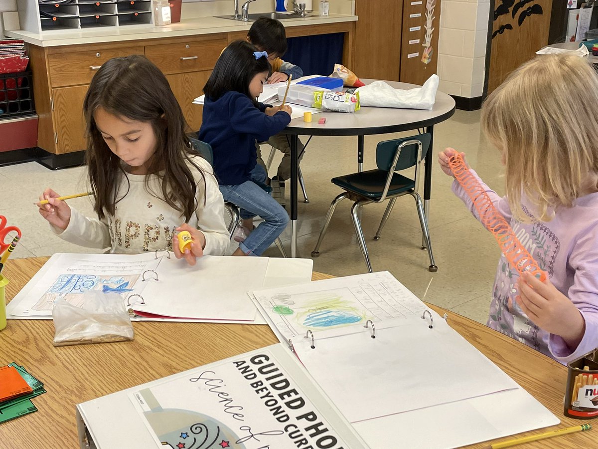 Hodorowski1stgr's tweet photo. Our class checked our ‘sentence fluency’ using slinkies today!  #6traitsofwriting @EES_Mustangs https://t.co/vKlDZcbEpn