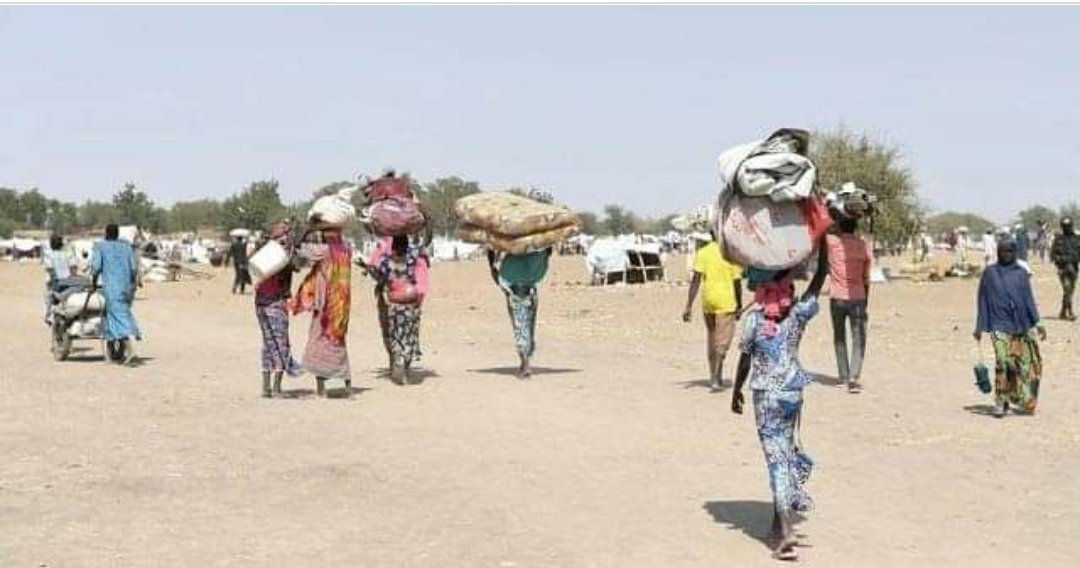 LeandreSombie's tweet photo. A la date du 30 septembre 2022, notre chère patrie, le Burkina Faso 🇧🇫 compte au moins 1 719 332 personnes déplacées interne, du fait du terrorisme. Ces populations, qui vivaient dans la quiétude et la sécurité alimentaire, sont aujourd'hui réduites à la mendicité et pas que..🫂 https://t.co/Qc9lYxE7ia