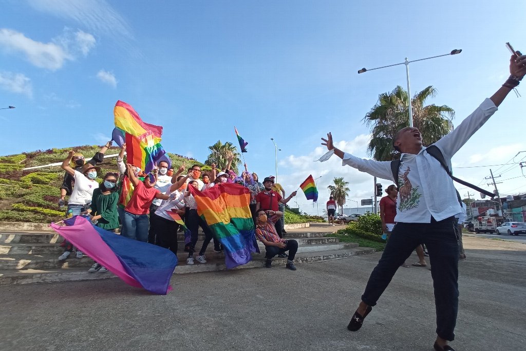 FueraCloset_AC's tweet photo. 🚨#ÚltimaHora Con 23 votos a favor, 5 en contra y 7 abstenciones, el @CongresoTab aprobó la iniciativa para reconocer el #MatrimonioIgualitario en #Tabasco, convirtiéndose en la entidad 30 que avala este derecho en el país. 🏳‍🌈🏳️‍⚧️

📸: Xeva Noticias Villahermosa. https://t.co/UJjuqD66Rr