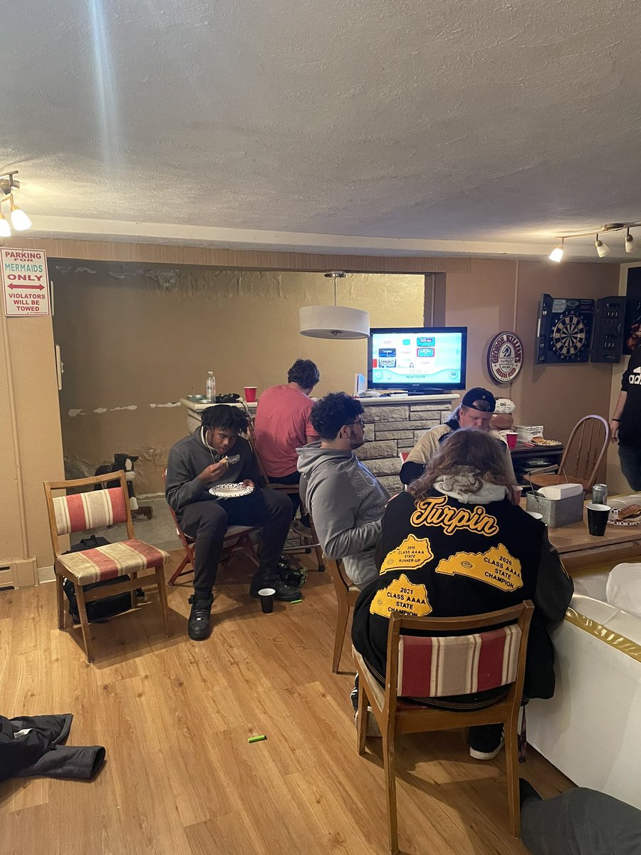 coach_singleton's tweet photo. We love opening our doors to the @BCRebelFootball big skill and feeding the guys in the trenches! Special thank you to Stallard Family Farms for donating 16lbs beef! 48 burgers later and this group is refueled and ready to move some people! #GoRebels #MovePeople https://t.co/74kjqSLAbu