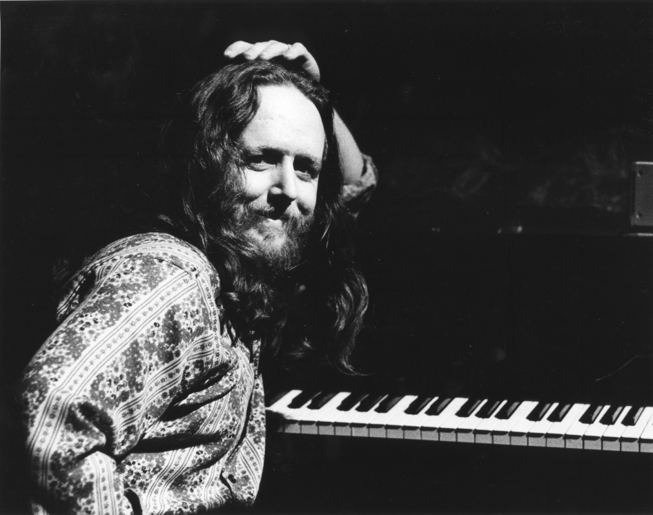 A night of firsts! On 10/19/71, Keith Godchaux joined the band for the very first time, along with the debut of six new original compositions: “Tennessee Jed,” “Jack Straw,” “Mexicali Blues,” “Comes a Time,” “One More Saturday Night,” and “Ramble on Rose.” 📸Denny Schwartz