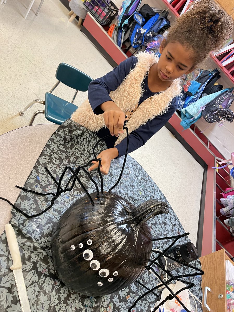 Hodorowski1stgr's tweet photo. We ❤️ how our pumpkin turned out!  🕷 Thank you @ErpenbeckPTSO for a fun challenge! https://t.co/HseLHvqSSS