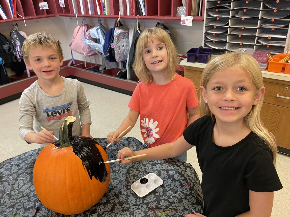Hodorowski1stgr's tweet photo. We ❤️ how our pumpkin turned out!  🕷 Thank you @ErpenbeckPTSO for a fun challenge! https://t.co/HseLHvqSSS