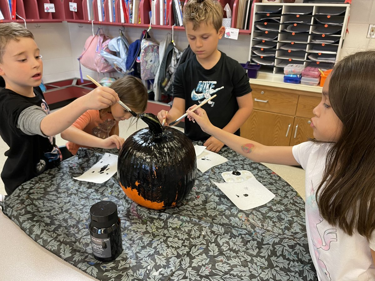 Hodorowski1stgr's tweet photo. We ❤️ how our pumpkin turned out!  🕷 Thank you @ErpenbeckPTSO for a fun challenge! https://t.co/HseLHvqSSS