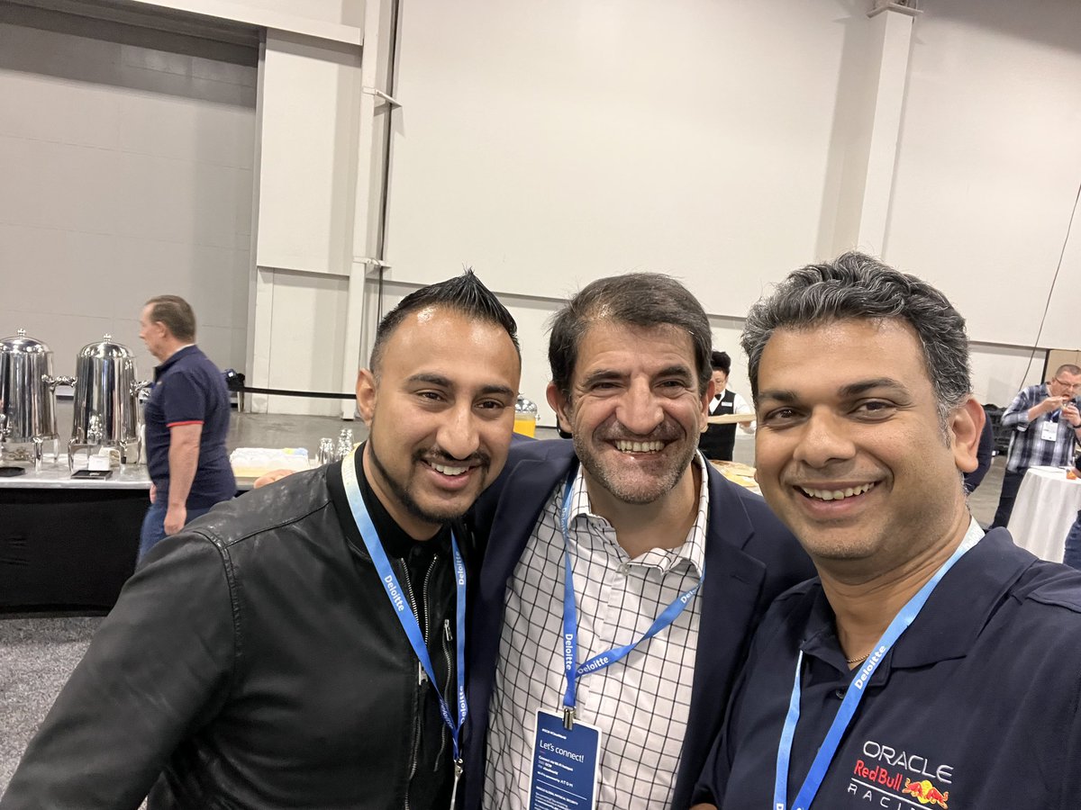 sandeshr's tweet photo. Hanging around the #ACELounge #CloudWorld #MeetAtCloudWorld @CloudWorld @oracleace @oracleugs @alexnuijten @ZedDBA @ggonza4knex @alexzaballa @viniciusdba @aontalba @ChrisRSaxon https://t.co/zrcQu71K7x