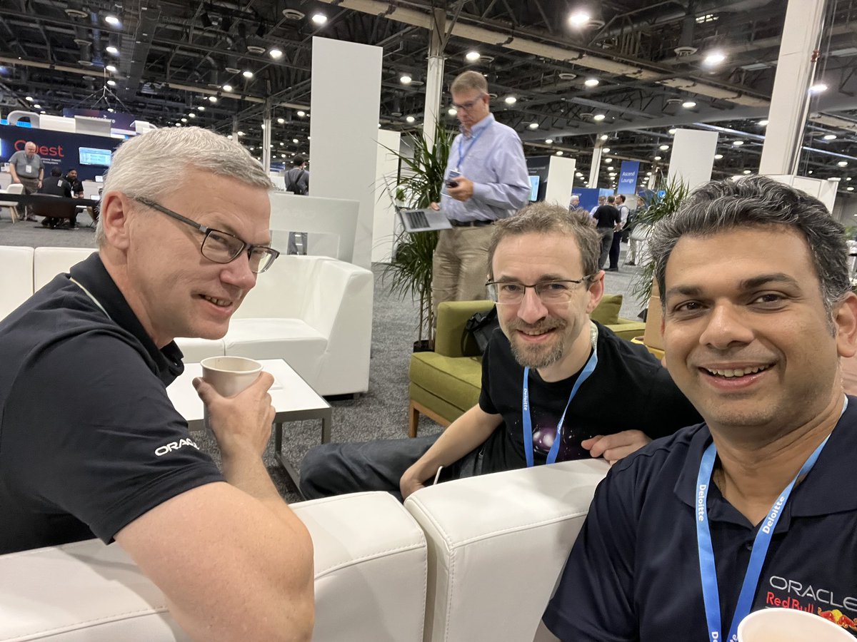 sandeshr's tweet photo. Hanging around the #ACELounge #CloudWorld #MeetAtCloudWorld @CloudWorld @oracleace @oracleugs @alexnuijten @ZedDBA @ggonza4knex @alexzaballa @viniciusdba @aontalba @ChrisRSaxon https://t.co/zrcQu71K7x