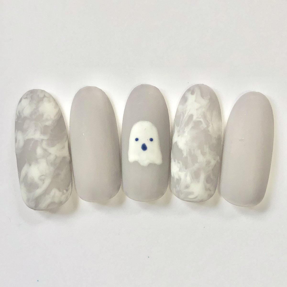 HOMEI_nail's tweet photo. もうすぐハロウィンですね🎃🍭
昨年作ったおばけネイル
今日はアトリエでお待ちしております👻
京橋アトリエ ゆりり
#ウィークリージェル #セルフネイル
#NE54 #NE7 #WG1 #マットトップ https://t.co/DfYjFGq2mZ