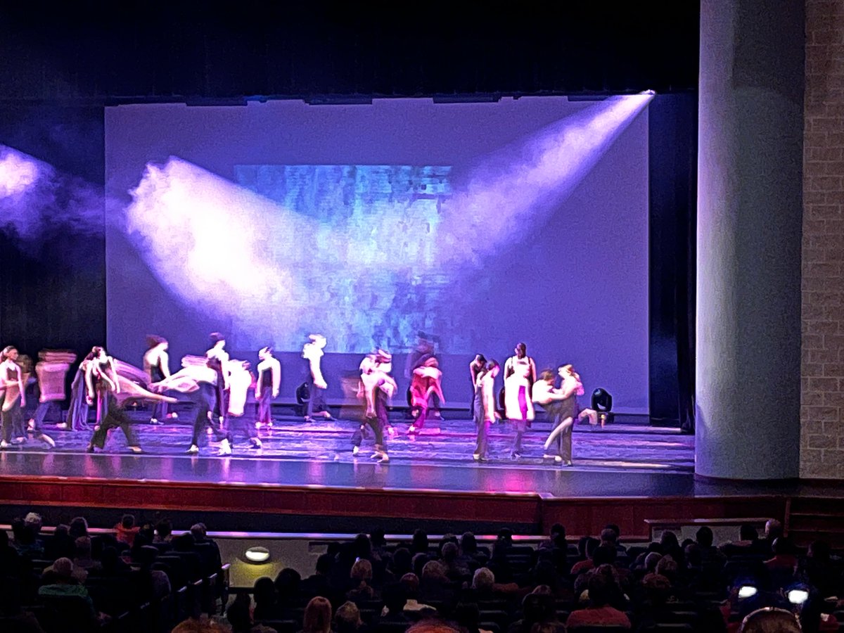 b_pearson18's tweet photo. What an “overwhelming” performance by our @cevmsjags Level III dancers at the @rrisdfinearts Intersection Program! Way to go, Jags. Proud Jaguar💜🖤💜🖤 https://t.co/f81LLplytp