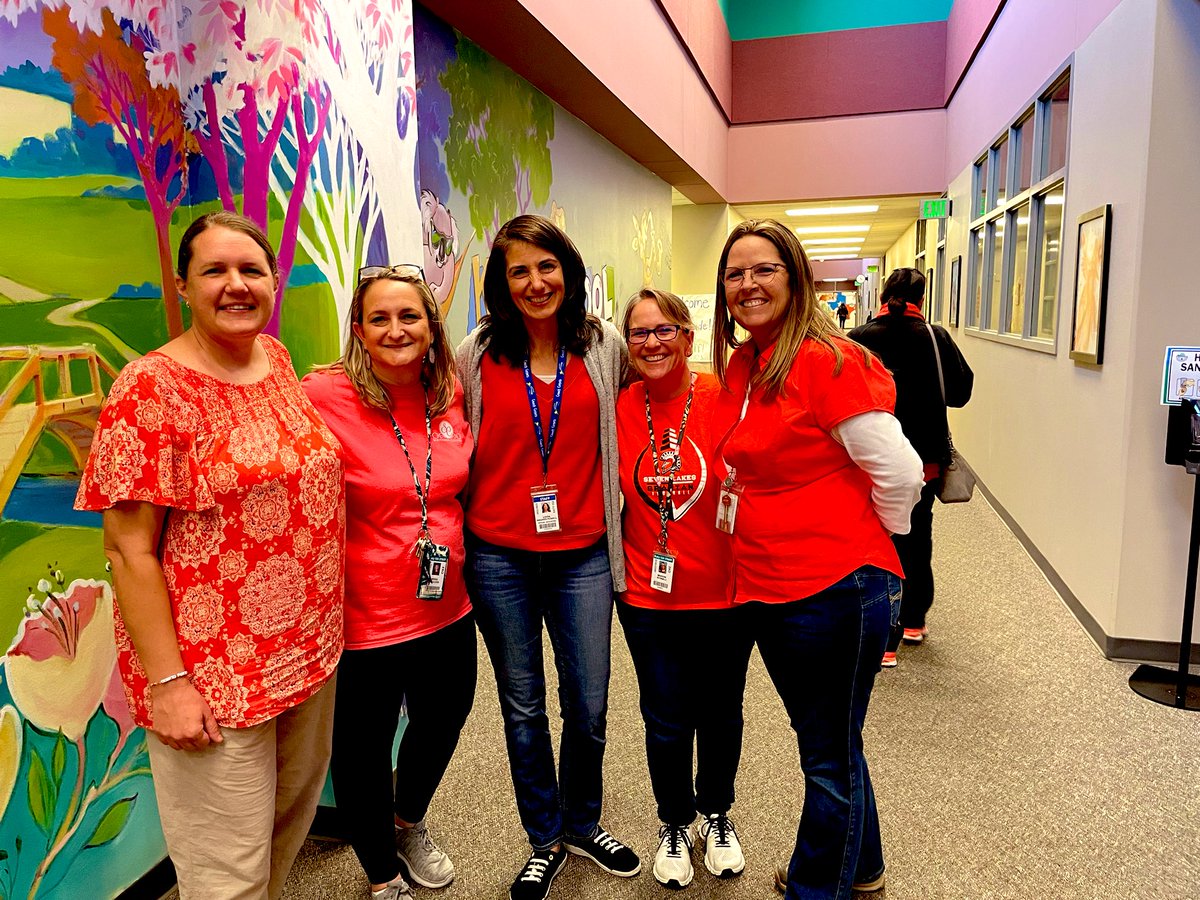 marco7375's tweet photo. These OKE teachers were oranged out today! @okekoalas @malynn_r #UnityDay2022 #KatyCommUNITY #OKEOutofThisWorld #OKEisagreatplacetobe https://t.co/HxNNEhHQgX