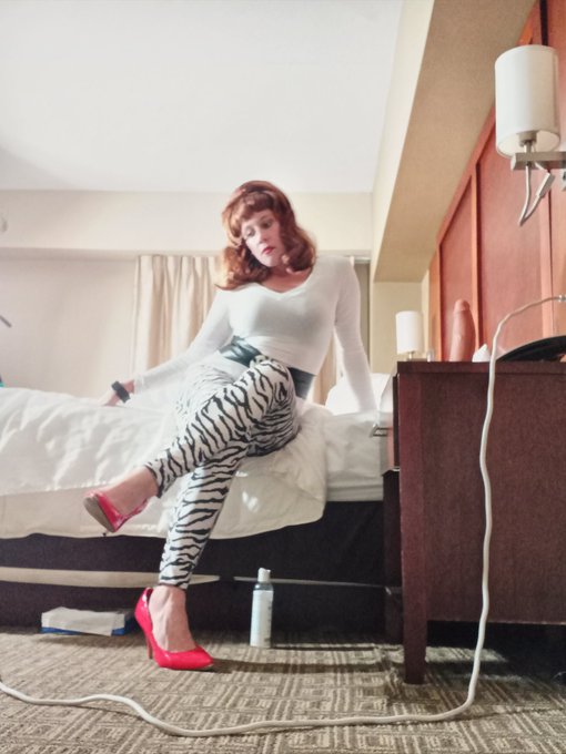 Did you know Peggy Bundy was a hot wife https://t.co/xrvAwwFBnZ<a href="/tag/nomakeup"class="tags"><span>#nomakeup</span></a>