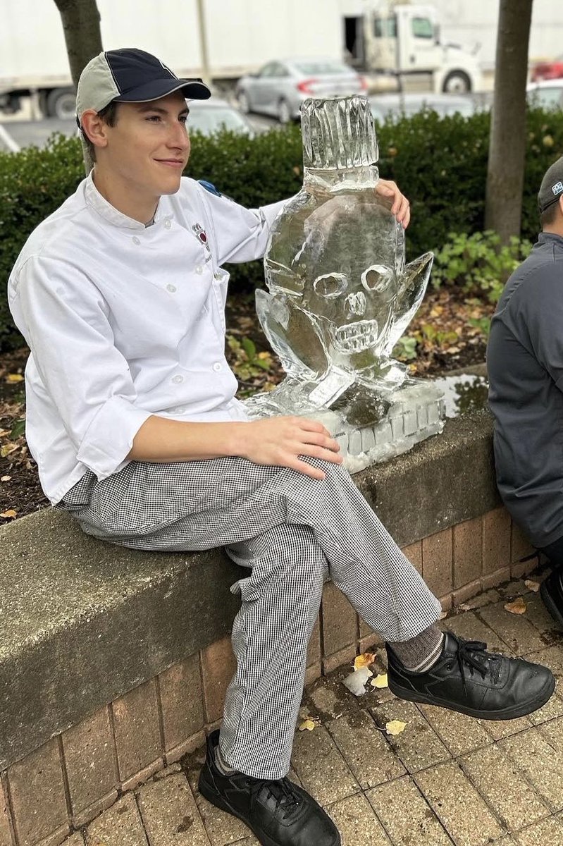 a1steaksauce97's tweet photo. Ice carver @ your service https://t.co/3lYGNtESm9