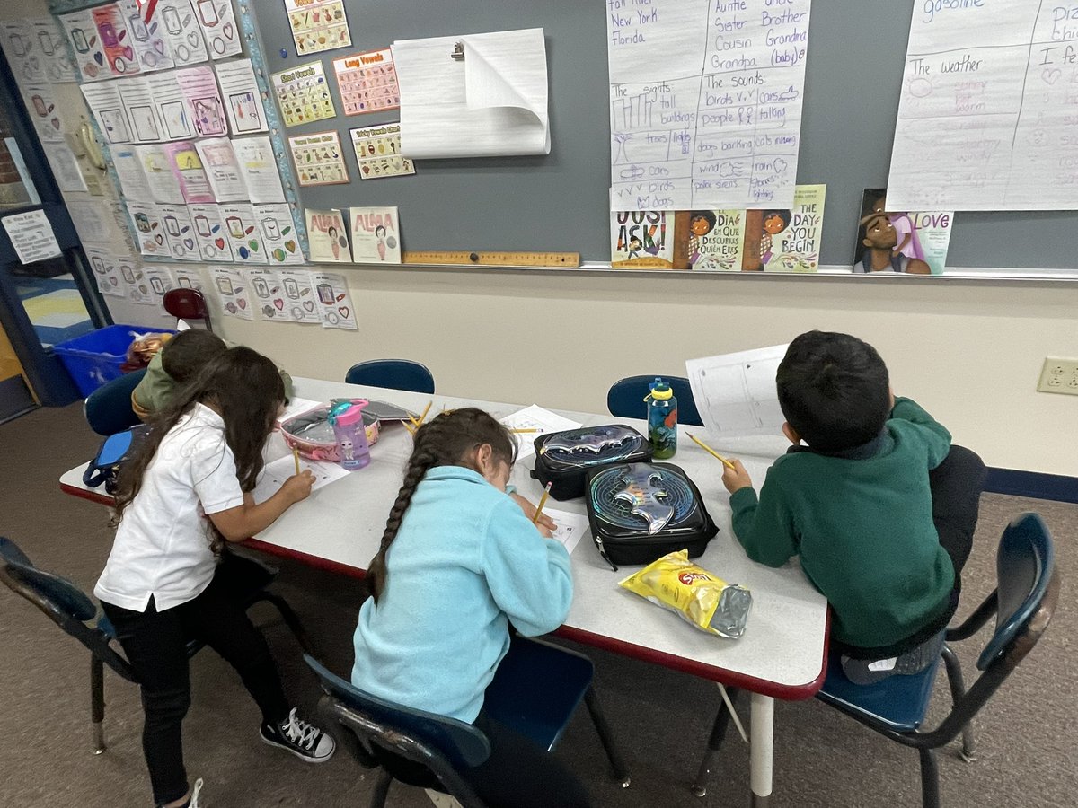 MrsCNogueira's tweet photo. Writing with my group from @ChaseStiles5’s class is one of my favorite parts of my day✏️🐊 #greatthingshappeningatgreene https://t.co/szWhhAVPVU