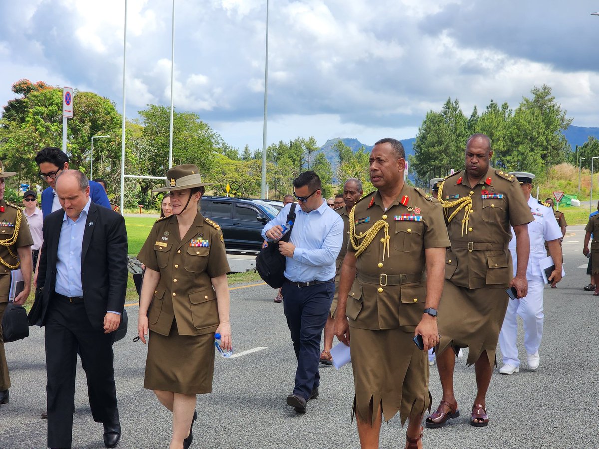 A huge step forward in the signing of the Status of Forces Agreement between Fiji and Australia. It was an honor to host the Australian Deputy PM and Minister for Defence at Blackrock Camp. @ISeruiratu @DefenceAust.