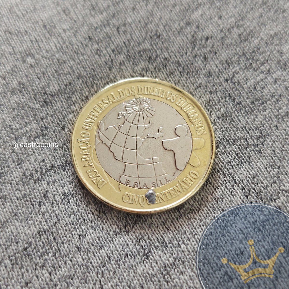 castrocoins_'s tweet photo. Moeda de 1 Real de 1998.

Apenas 600.000 moedas como essa foram cunhadas.

Essa da foto, em algum momento foi furada para ser usada como um pingente 😭.

Depois, alguém tentou corrigir o erro e preencheu o furo com solda elétrica.

Essa aí tem história para contar. 😄 https://t.co/BpvgXLlOGd