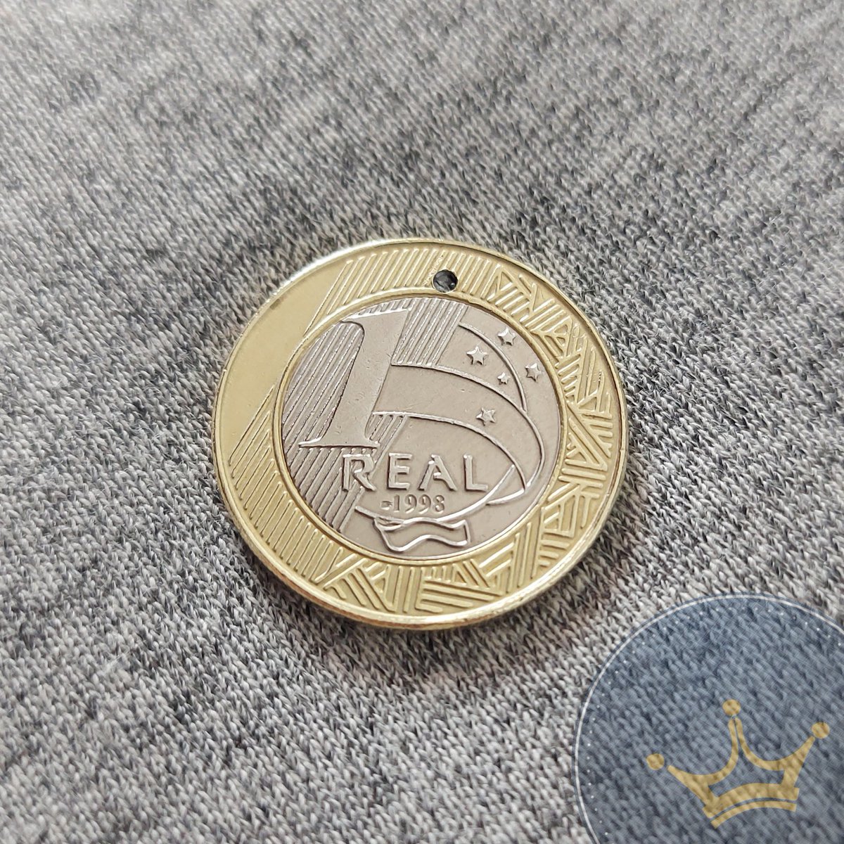 castrocoins_'s tweet photo. Moeda de 1 Real de 1998.

Apenas 600.000 moedas como essa foram cunhadas.

Essa da foto, em algum momento foi furada para ser usada como um pingente 😭.

Depois, alguém tentou corrigir o erro e preencheu o furo com solda elétrica.

Essa aí tem história para contar. 😄 https://t.co/BpvgXLlOGd