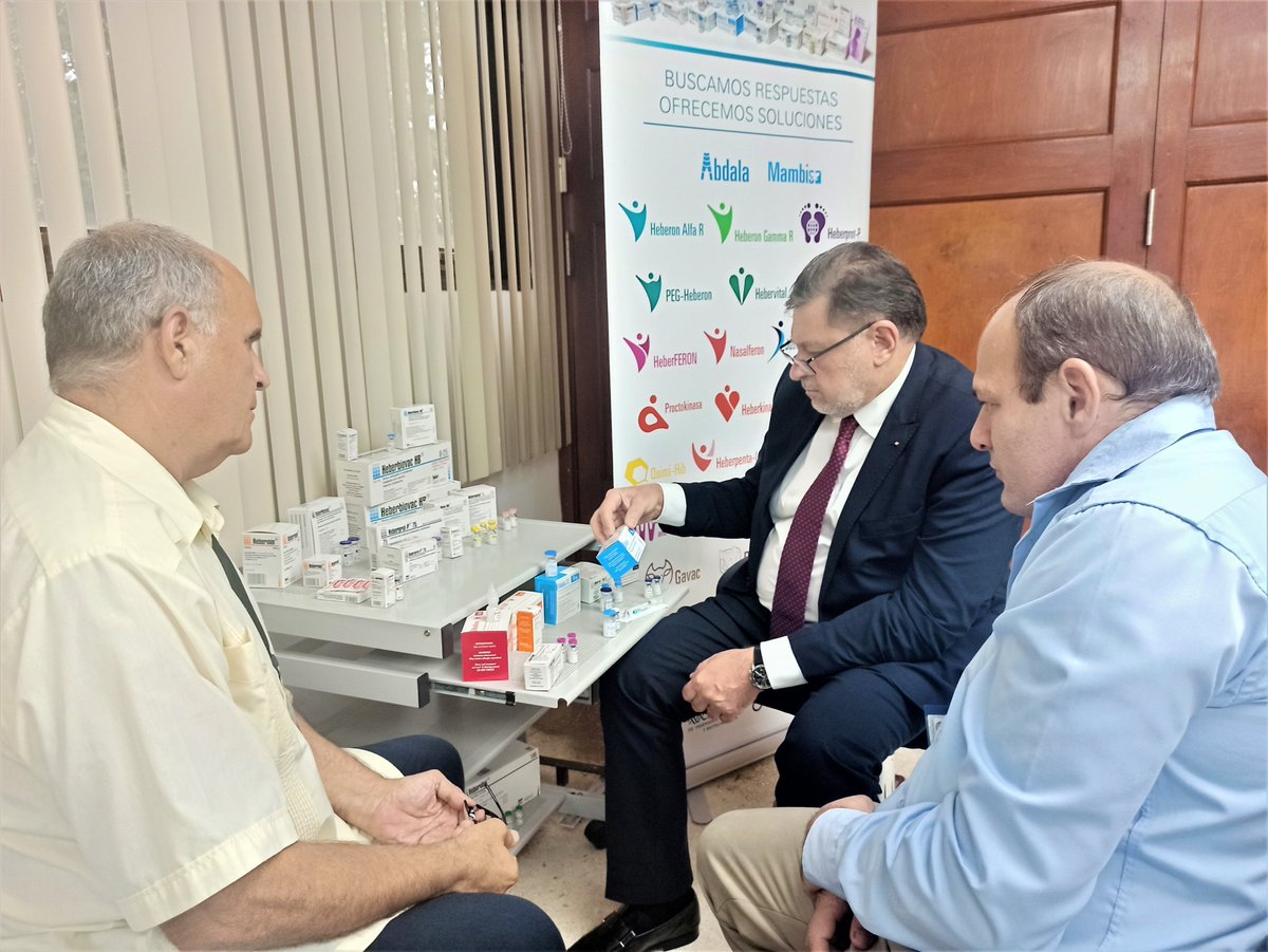 Ministro de #Salud, Embajadora de #Rumanía 🇷🇴 y delegación acompañante visitan el @CIGBCuba para conocer la cartera de productos y proyectos de I+D de nuestra empresa y de @BioCubaFarma, en el contexto de su participación en la Convención Internacional #CubaSalud2022.