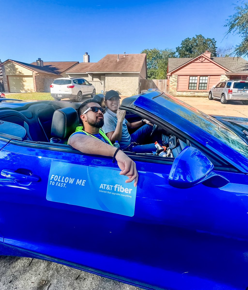 kirsten_peavey's tweet photo. Cruising the Houston streets sporting that #ATTfiber blue y’all 💨 💙🌐#weleavethecompetitioninthedust #ATT   #FiberBolts⚡️ #STXfiberflex 

@ChristineHuynh_ @attjoeg @StxMavericks @STXSpeedsetters https://t.co/AWIEWZ4TLL