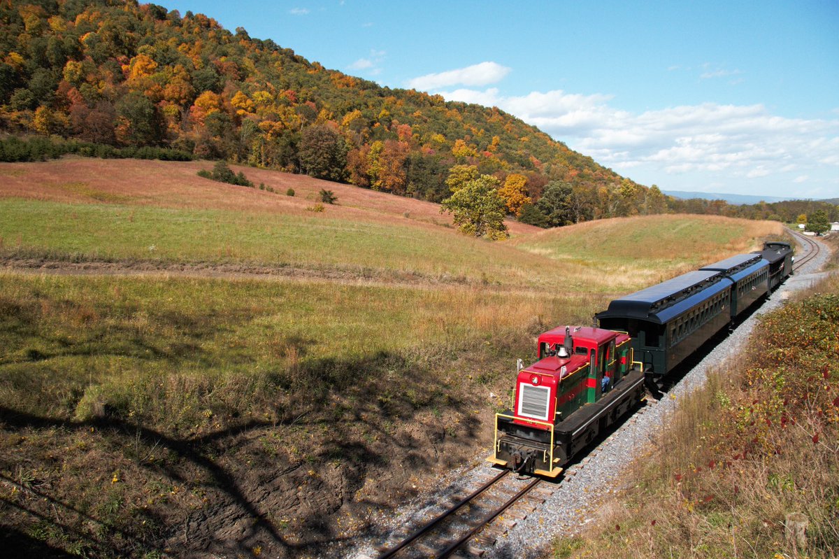 BLKPhoto's tweet photo. The colors of Huntingdon County and the @ebtrr are spectacular. https://t.co/7hnNBhG966