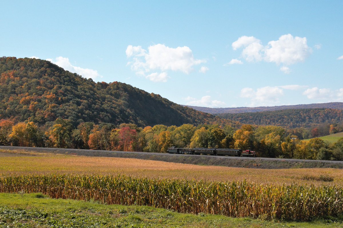 BLKPhoto's tweet photo. The colors of Huntingdon County and the @ebtrr are spectacular. https://t.co/7hnNBhG966