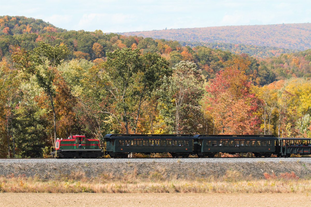 BLKPhoto's tweet photo. The colors of Huntingdon County and the @ebtrr are spectacular. https://t.co/7hnNBhG966