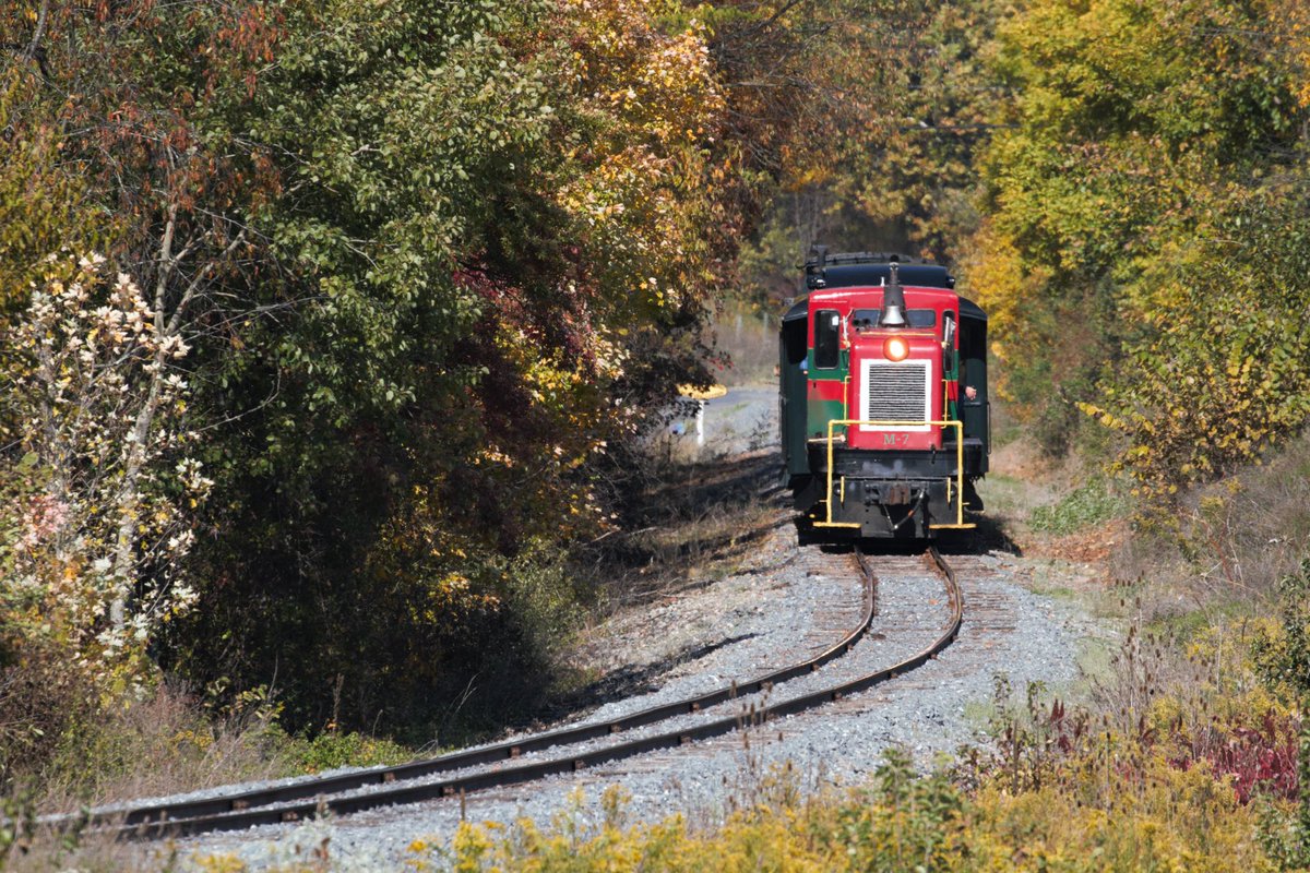 BLKPhoto's tweet photo. The colors of Huntingdon County and the @ebtrr are spectacular. https://t.co/7hnNBhG966