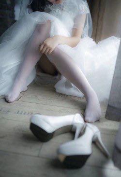 RoryReade2's tweet photo. 想象下：新婚夜，你心爱的娇妻，穿着圣洁的婚纱，用戴着白色蕾丝手套的双手,  温柔的套弄着一根黑粗的鸡巴。别着神圣头巾的秀发被狠狠地拽着，小巧的红艳的双唇被最大限度的撑开，迎接着一次次的深喉!纯洁的婚纱被掀起...... 
#淫妻 #新婚 #母狗 #反差 #女友 #绿帽 #结婚 #贡献 #文爱 #妻子 #绿奴 https://t.co/jdcXnbgBQJ