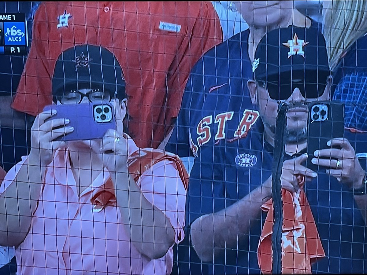 LanceZierlein's tweet photo. Men taking the L. #VerticalCamera https://t.co/eW0ahBndRN